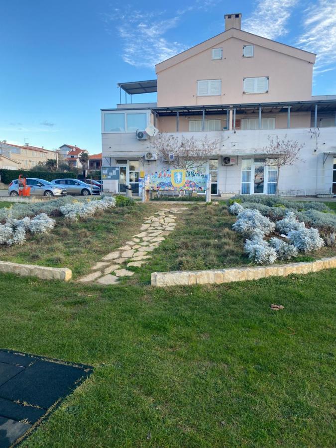 Apartment Privlaka Direkt Am Strand Mit Klima Und Neuem Badezimmer Haustiere Sind Willkommen Экстерьер фото